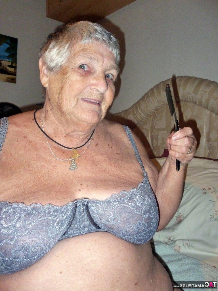 20P A gorda vovó Libby raspa a buceta e as axilas com uma navalha