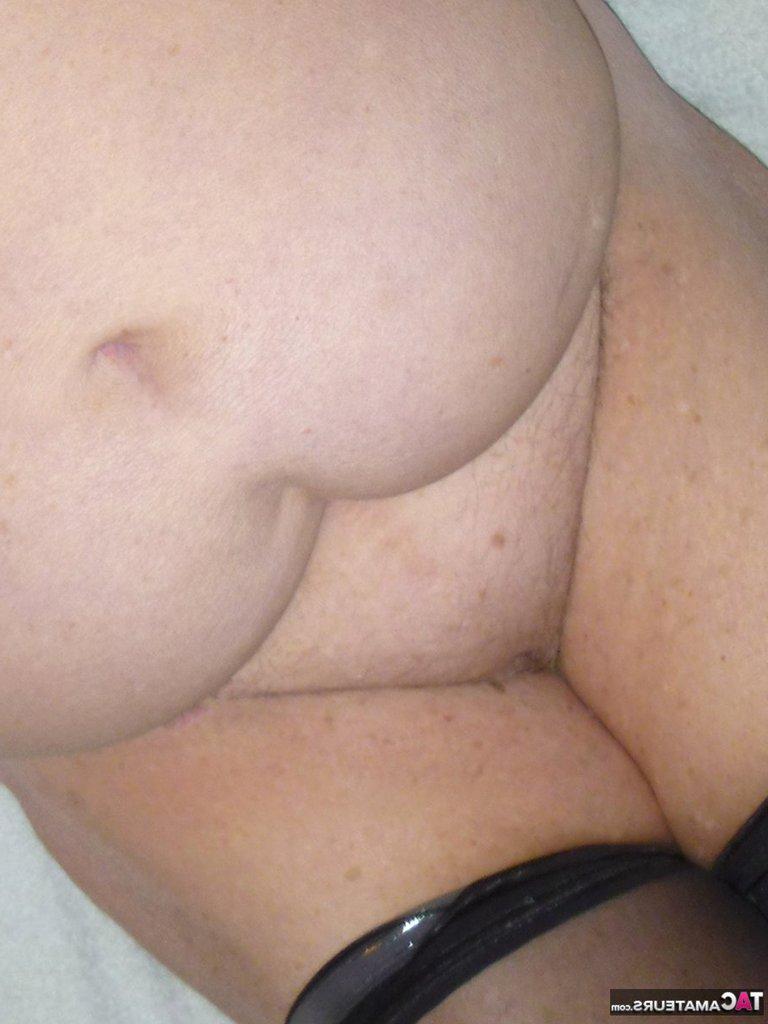 20P A gorda vovó Libby raspa a buceta e as axilas com uma navalha