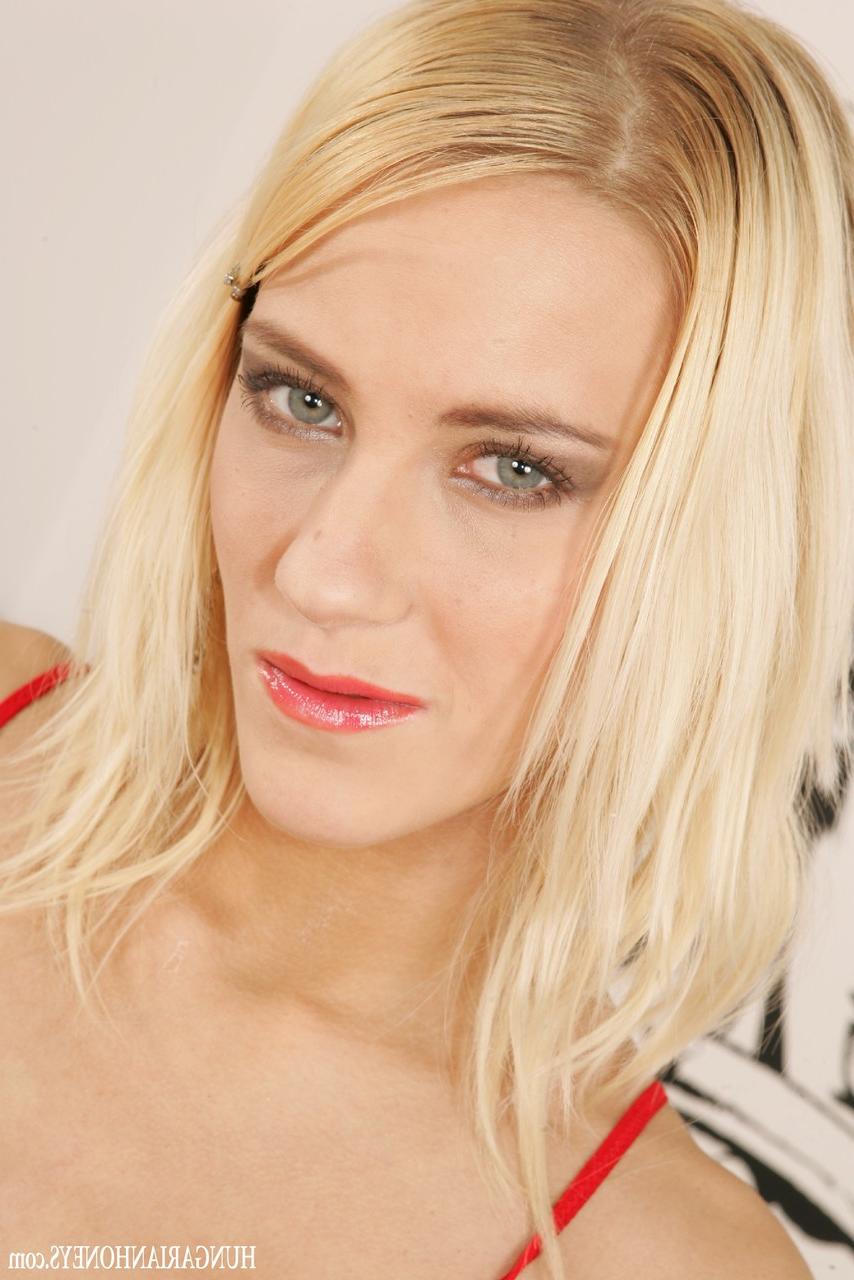 20P Totalmente natural checa MILF Justine Ashley dildos sua buceta em uma espreguiçadeira