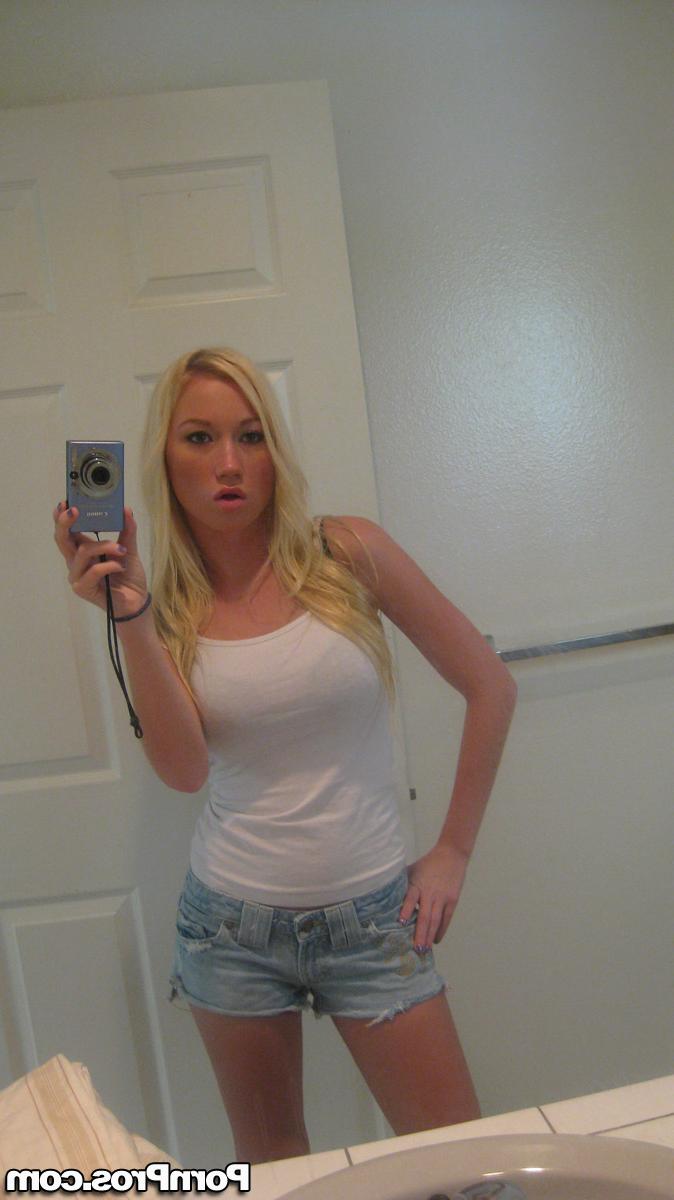 17P Die vollbusige Teenagerin Madison Scott zieht sich aus und macht nackte Selfies mit einer Sexpuppe