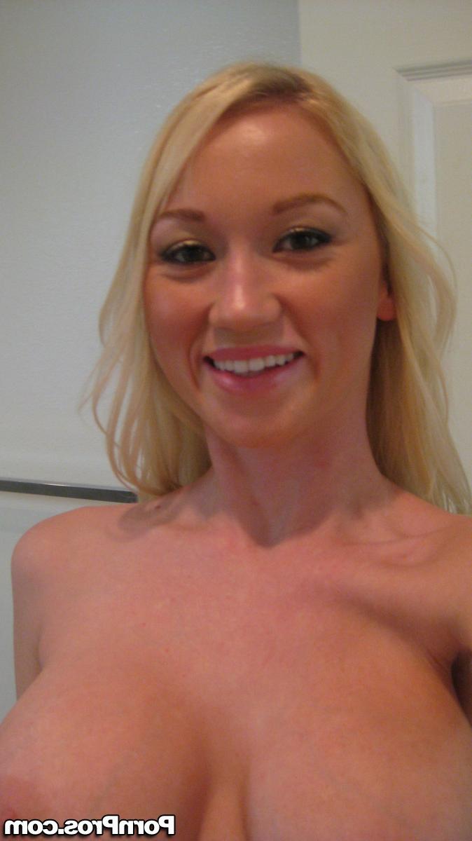 17P Die vollbusige Teenagerin Madison Scott zieht sich aus und macht nackte Selfies mit einer Sexpuppe