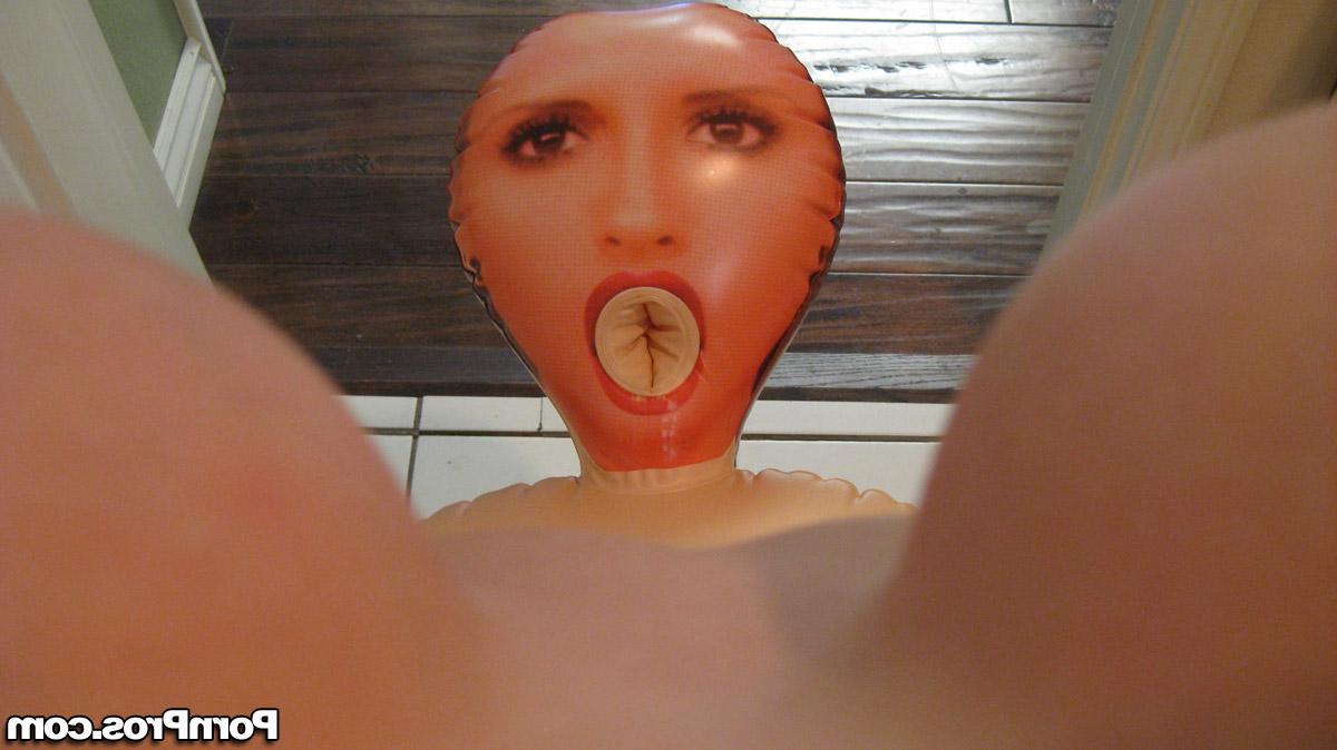 17P Die vollbusige Teenagerin Madison Scott zieht sich aus und macht nackte Selfies mit einer Sexpuppe