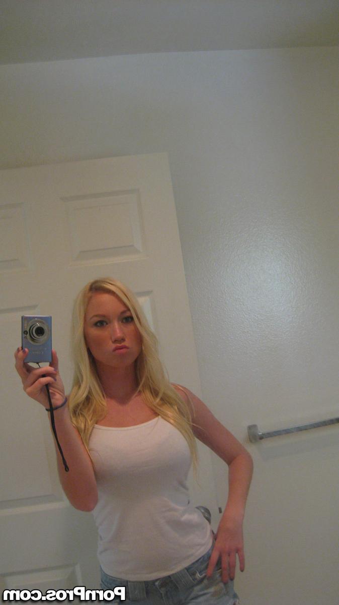17P Die vollbusige Teenagerin Madison Scott zieht sich aus und macht nackte Selfies mit einer Sexpuppe