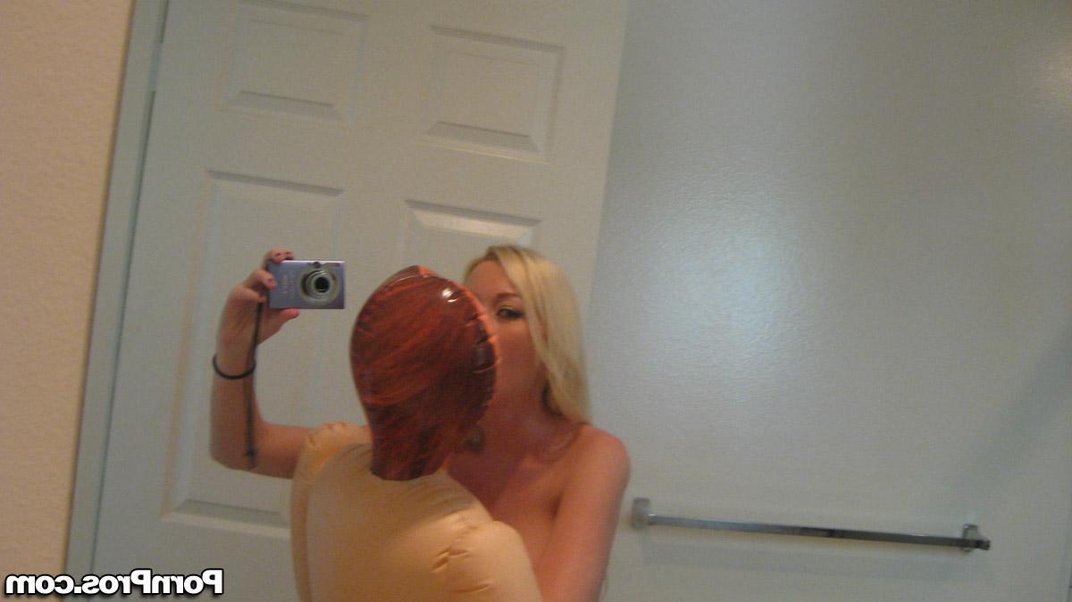17P Die vollbusige Teenagerin Madison Scott zieht sich aus und macht nackte Selfies mit einer Sexpuppe