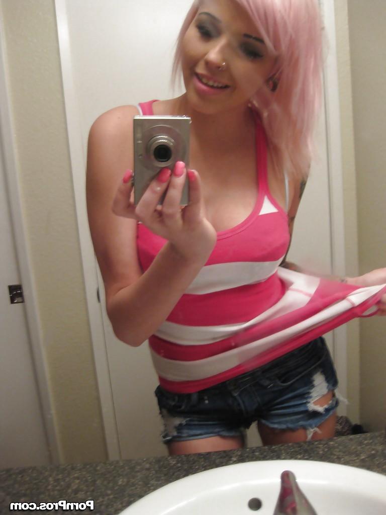16P Pretty ex-girlfriend Hayden snapping off nude selfies in her bathroom
