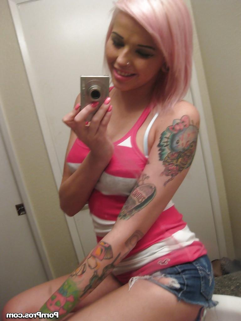 16P Pretty ex-girlfriend Hayden snapping off nude selfies in her bathroom