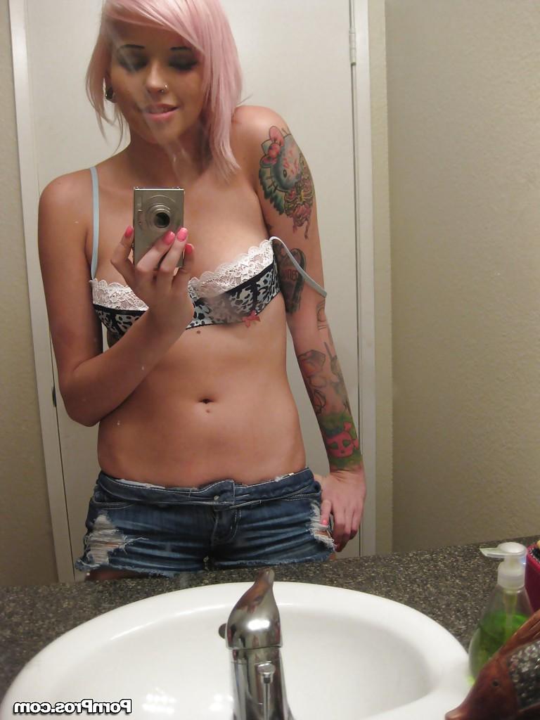 16P Pretty ex-girlfriend Hayden snapping off nude selfies in her bathroom