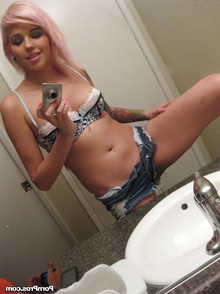 16P Pretty ex-girlfriend Hayden snapping off nude selfies in her bathroom