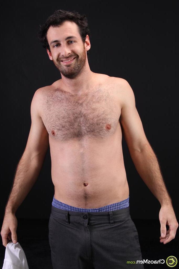 20P Der haarige Kerl Abe stellt unter der Dusche seinen starken Körper und seinen harten Schwanz zur Schau