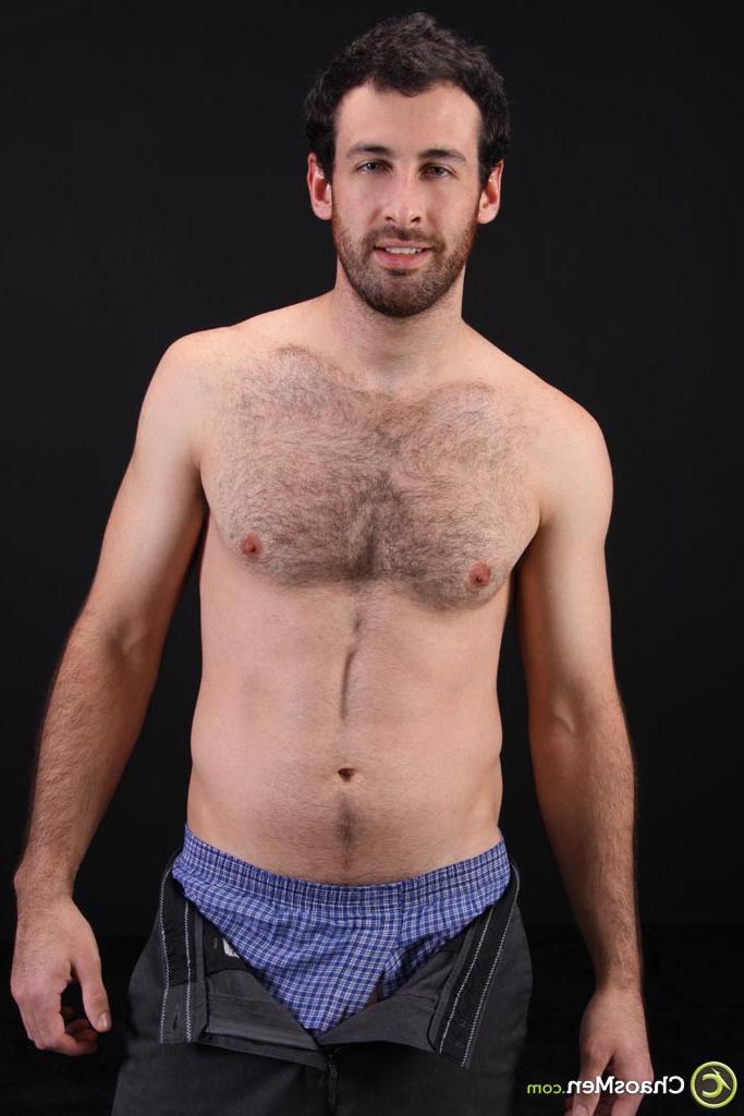 20P Der haarige Kerl Abe stellt unter der Dusche seinen starken Körper und seinen harten Schwanz zur Schau