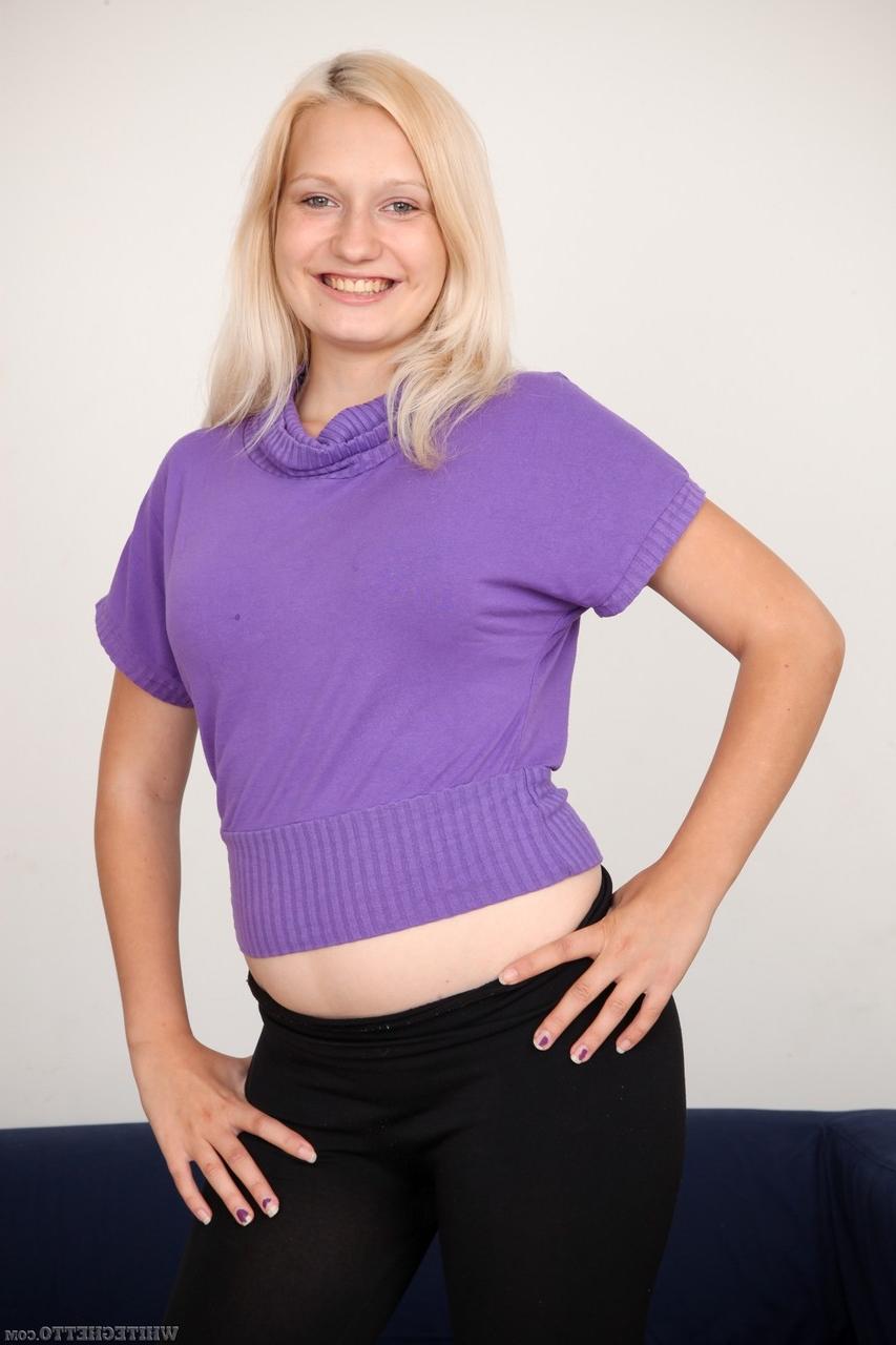 18P La joven rubia Monika C traga semen durante una sesión de porno heterosexual