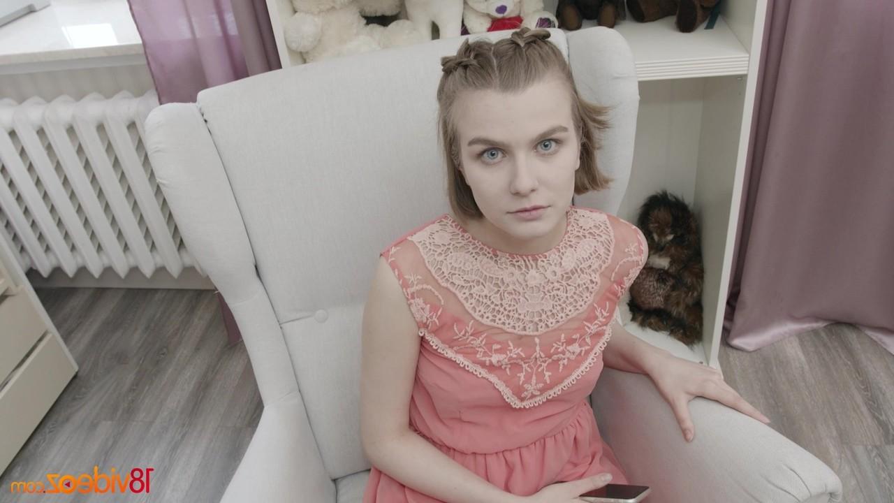 12P Lana Broks, pálida, de 18 anos, lambe porra de um pau depois de uma foda