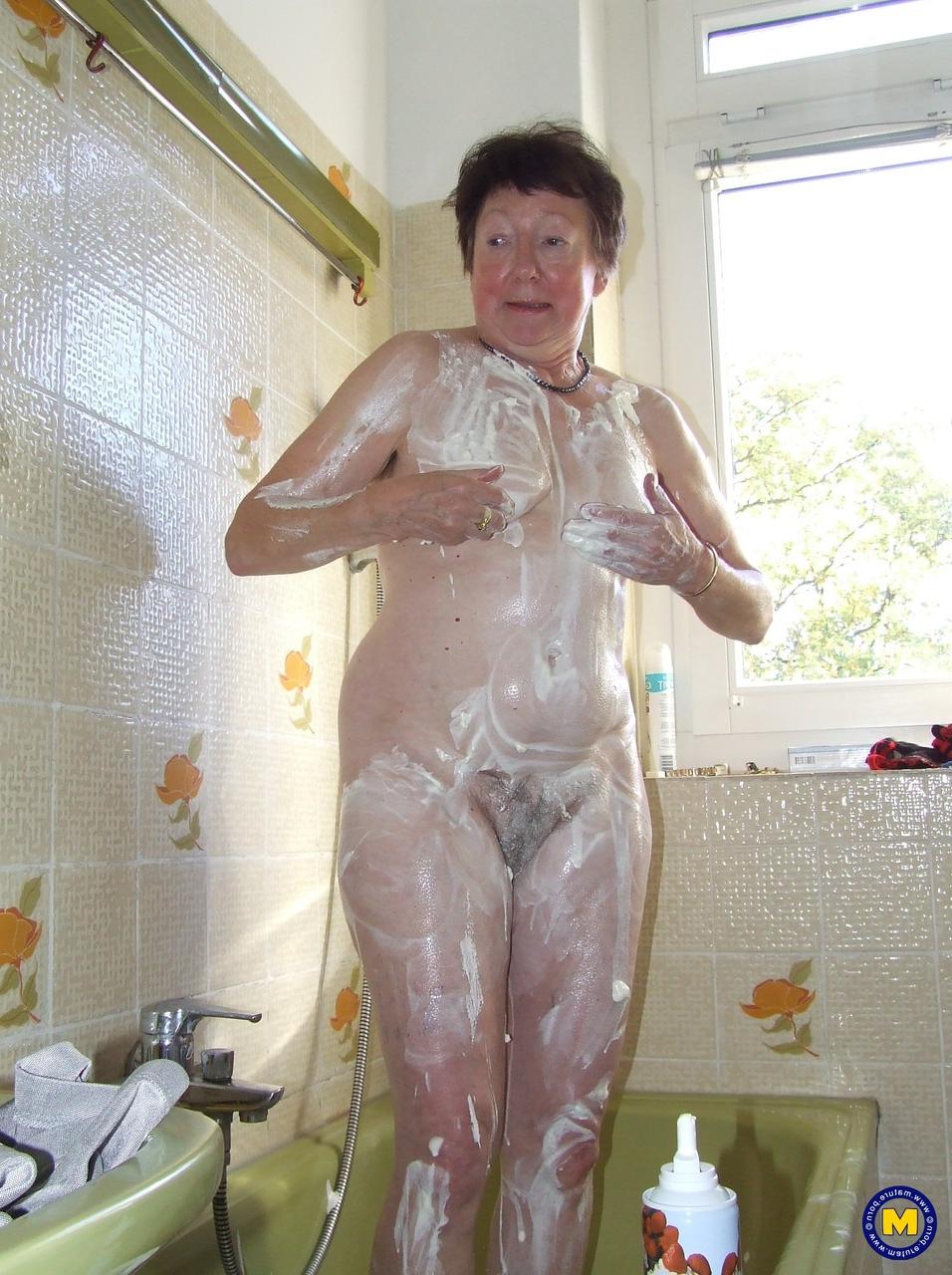 20P GILF Barbara corta a blusa para mostrar os beliscões e enxagua o corpo bagunçado na banheira