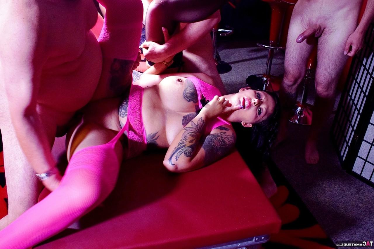 16P Lucy Ravenblood ostenta uma buceta bagunçada depois de fazer sexo grupal