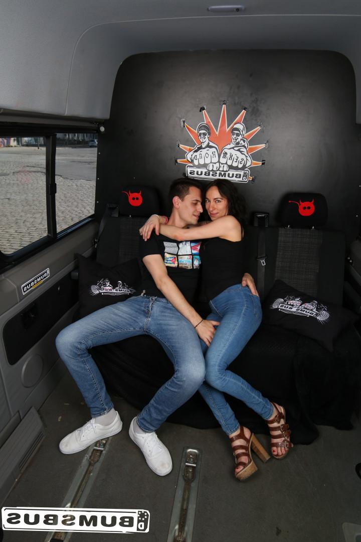 17P A morena gostosa Priscilla se entrega à penetração anal gostosa com os garotos do bumsbus