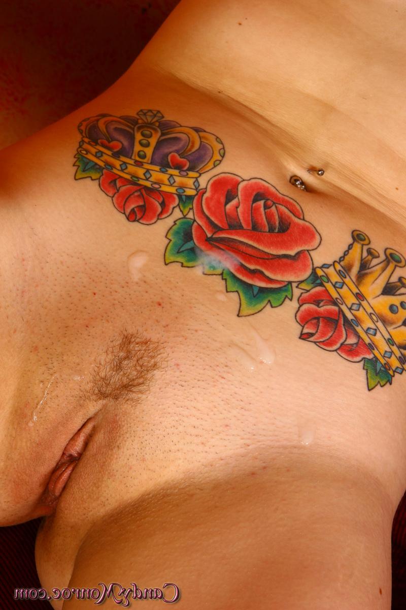 19P Loira tatuada à moda antiga Candy Monroe fodida por homem negro com pau enorme