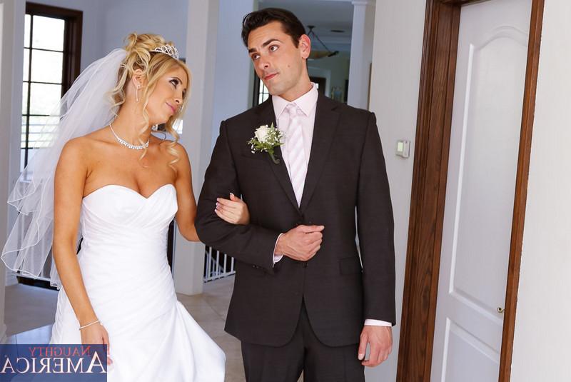11P La chaude blonde Tasha Reign a des relations sexuelles avec le témoin dans sa robe de mariée.