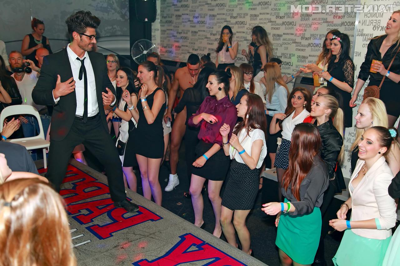 15P Chicas fiesteras chupan y follan strippers masculinos durante una noche de chicas
