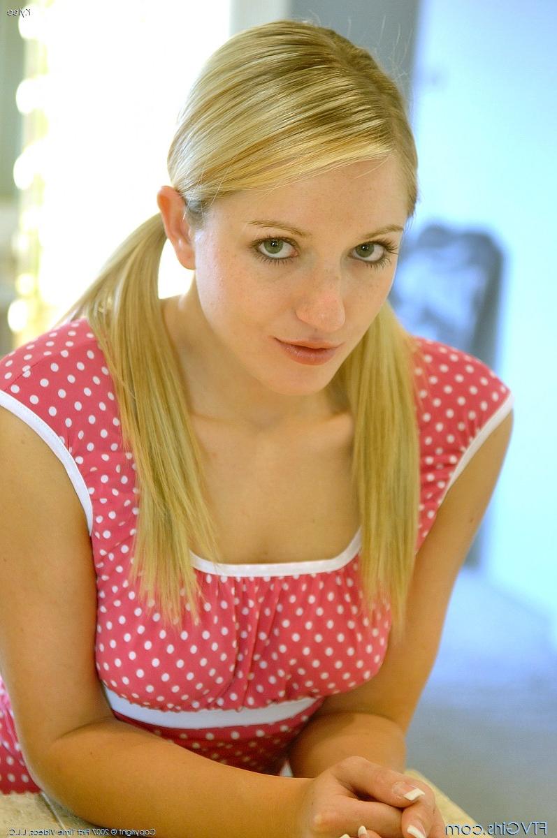 17P Linda chica rubia usa todo tipo de juguetes sexuales para satisfacer su coño caliente