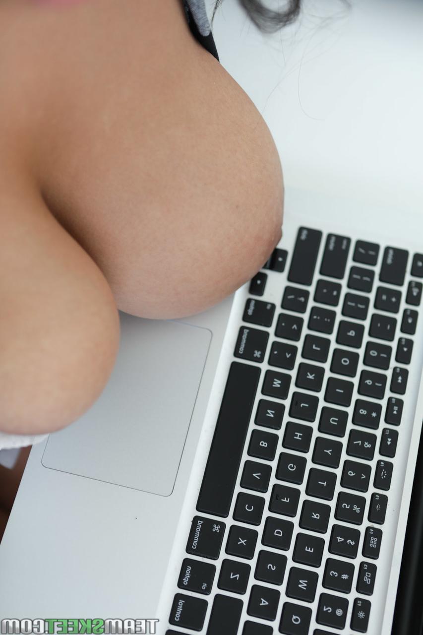 18P 官能的なラティーナのバイオレット・マイヤーズが彼女の熱い巨乳に大量のザーメンを得る