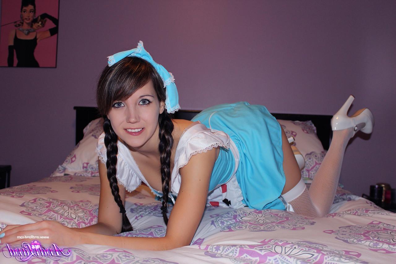 15P Das hübsche junge Mädchen Andi Land fingert ihre Muschi, während sie ein süßes Outfit trägt
