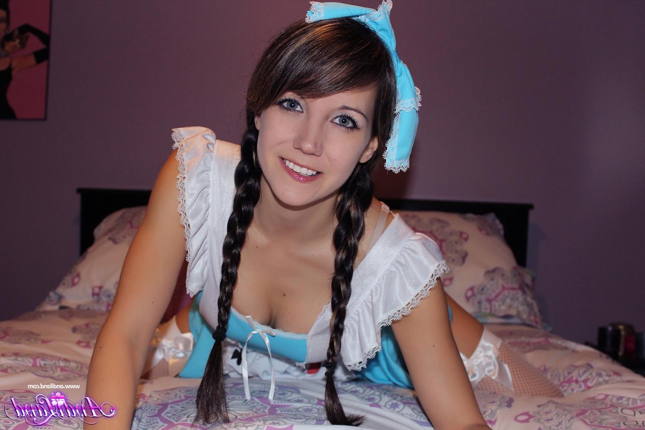 15P Das hübsche junge Mädchen Andi Land fingert ihre Muschi, während sie ein süßes Outfit trägt