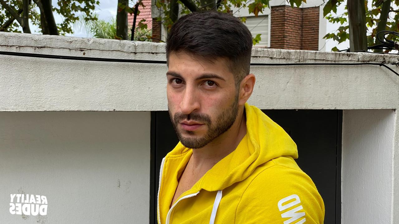 20P Der Putzjunge Liam wird gut dafür bezahlt, zwei Schwänze gleichzeitig im POV zu blasen