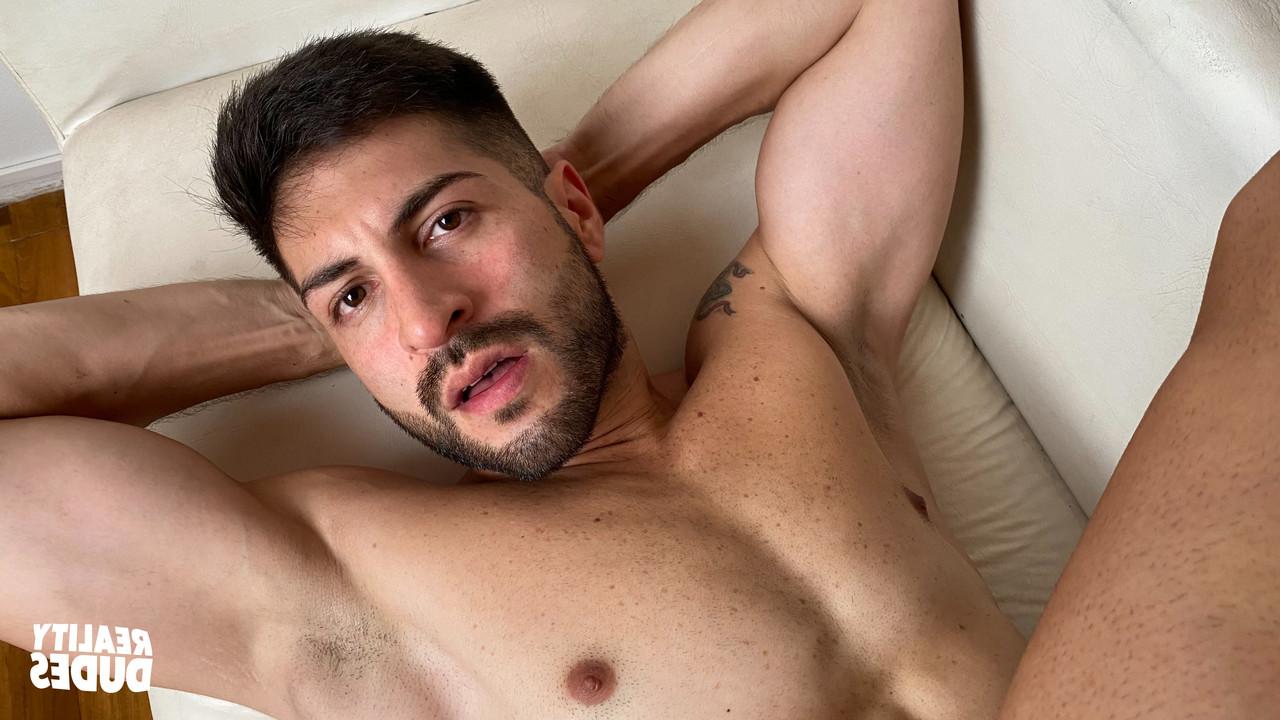 20P Der Putzjunge Liam wird gut dafür bezahlt, zwei Schwänze gleichzeitig im POV zu blasen