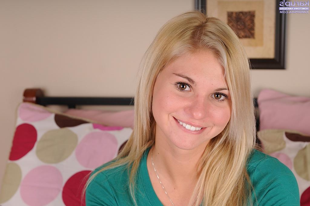 16P Preciosa amateur sonriente desnudándose y abriendo los labios de su amante