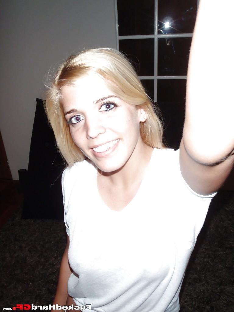 16P Loira pela primeira vez tira selfies nuas e se masturba na boceta adolescente
