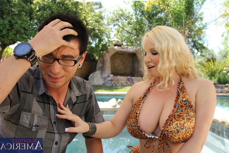 12P Rachel Love, femme blonde aux gros seins, séduit et baise l'un des amis de son fils.