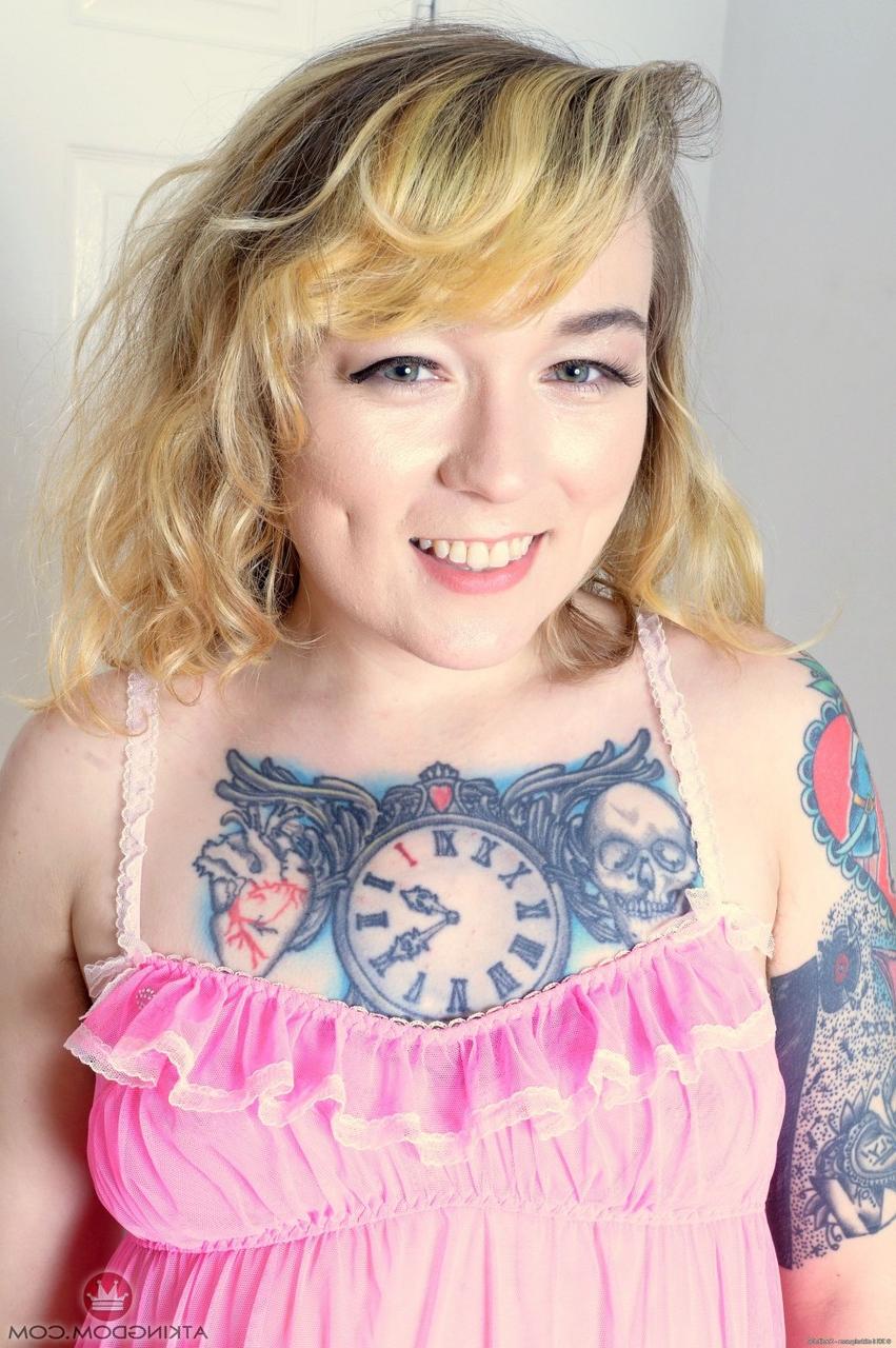17P Tattoo enthusiast Felicia Fisher releases her natural pussy from pink panties