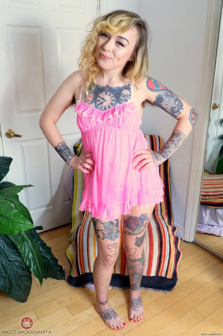 17P Tattoo enthusiast Felicia Fisher releases her natural pussy from pink panties