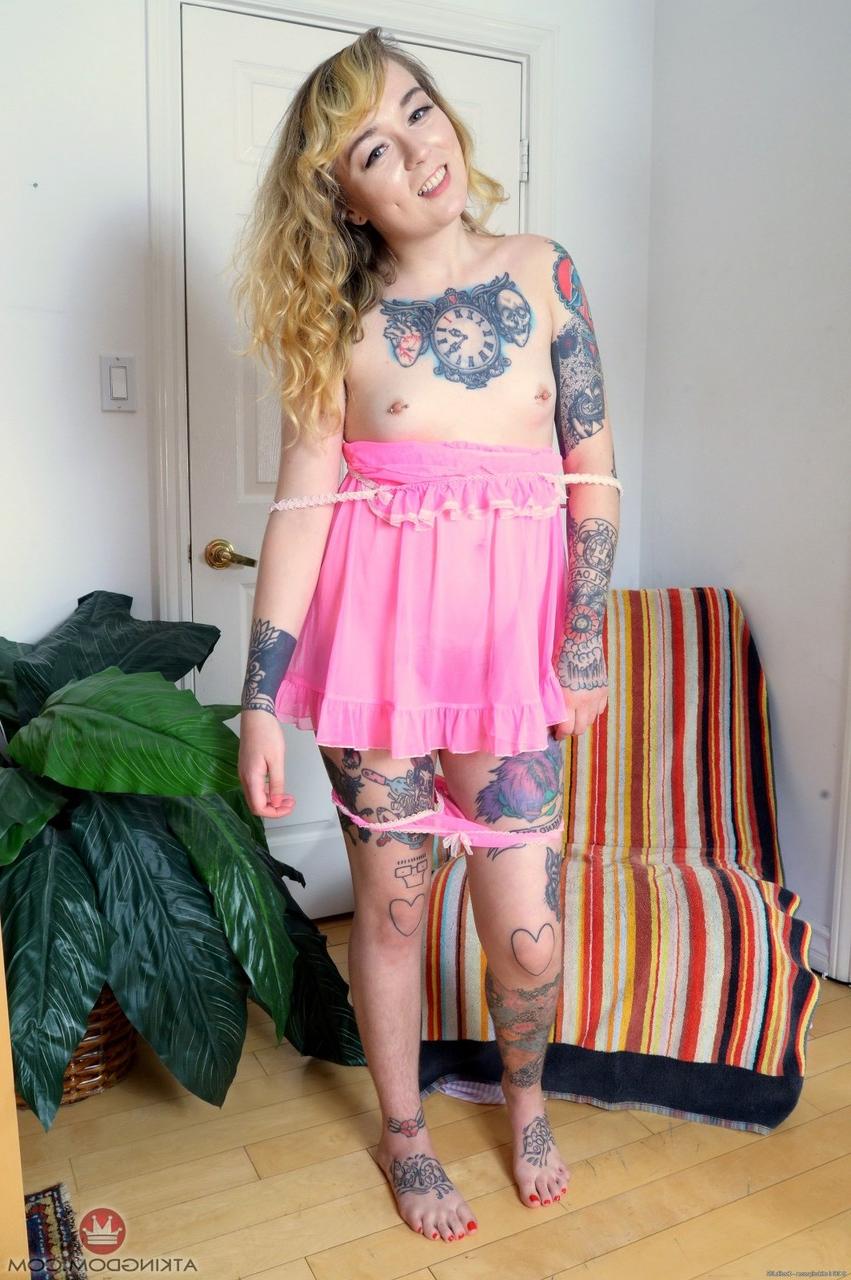 17P Tattoo enthusiast Felicia Fisher releases her natural pussy from pink panties