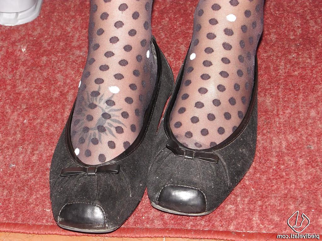 16P Carla, une jolie écolière montrant ses jambes dans des collants noirs.