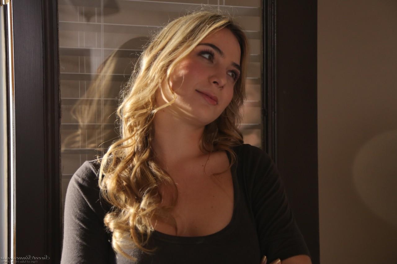 18P La jolie blonde Blair Williams se fait baiser à fond et aspergée de sperme.