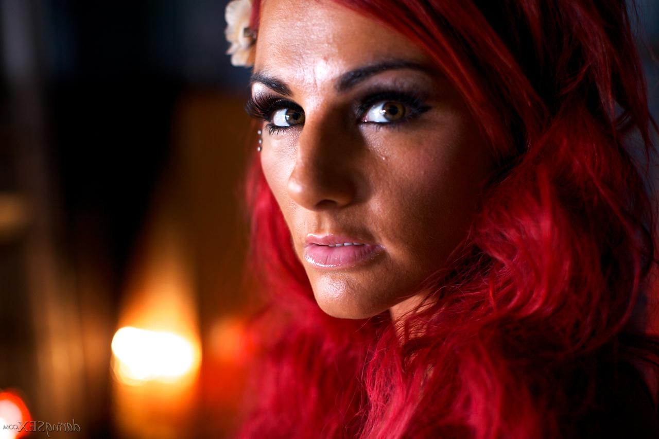 15P La rousse britannique Lexi Ward a des relations sexuelles avec son ami dans un corset sexy.