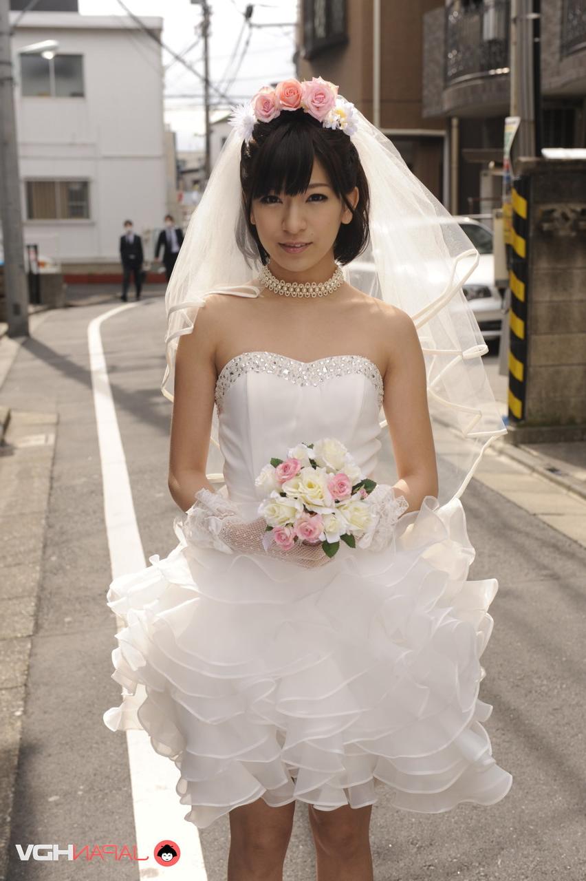 15P La belle épouse japonaise Ruri Narumiya pose dans la rue lors de son grand jour