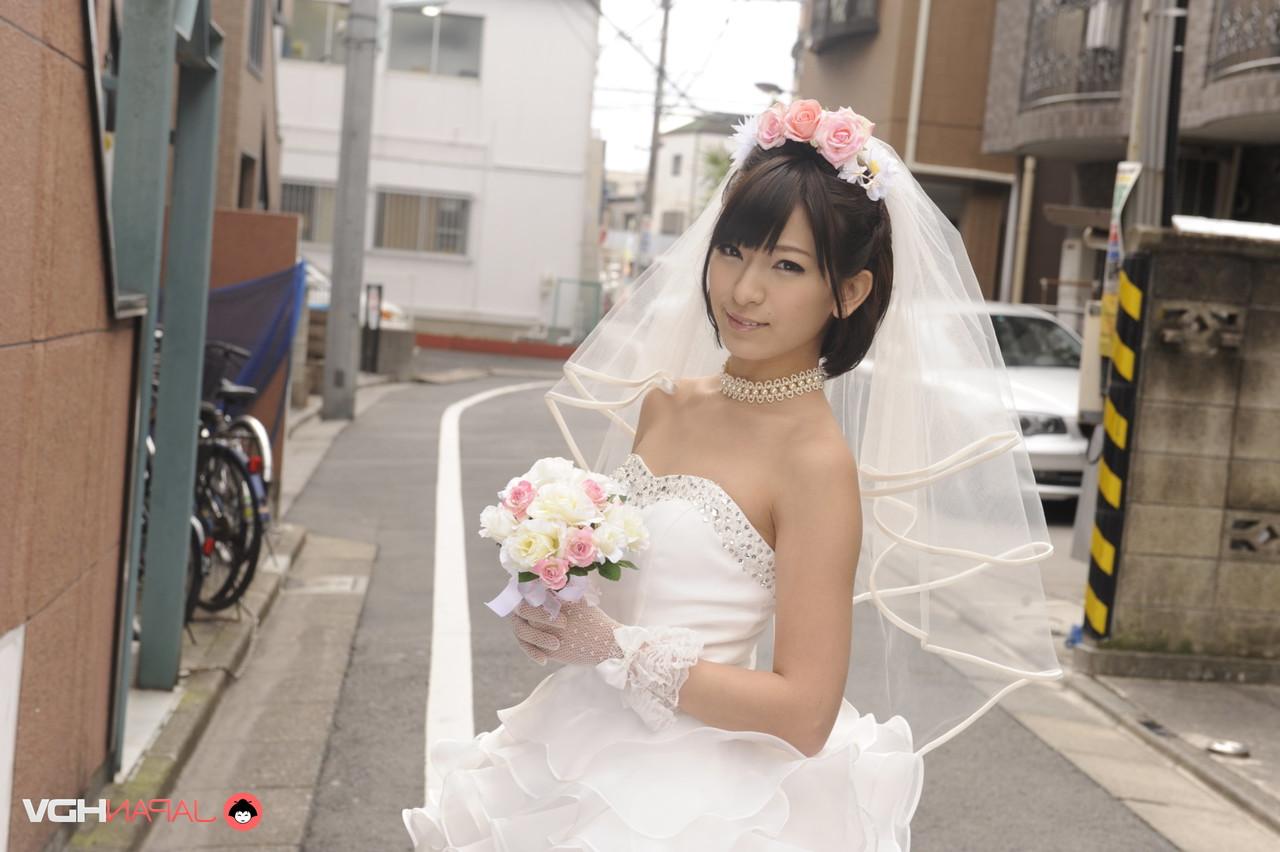 15P La belle épouse japonaise Ruri Narumiya pose dans la rue lors de son grand jour
