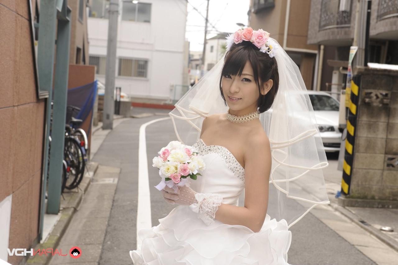 15P La belle épouse japonaise Ruri Narumiya pose dans la rue lors de son grand jour