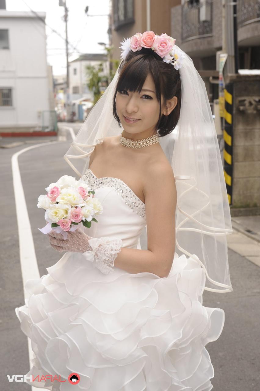 15P La belle épouse japonaise Ruri Narumiya pose dans la rue lors de son grand jour