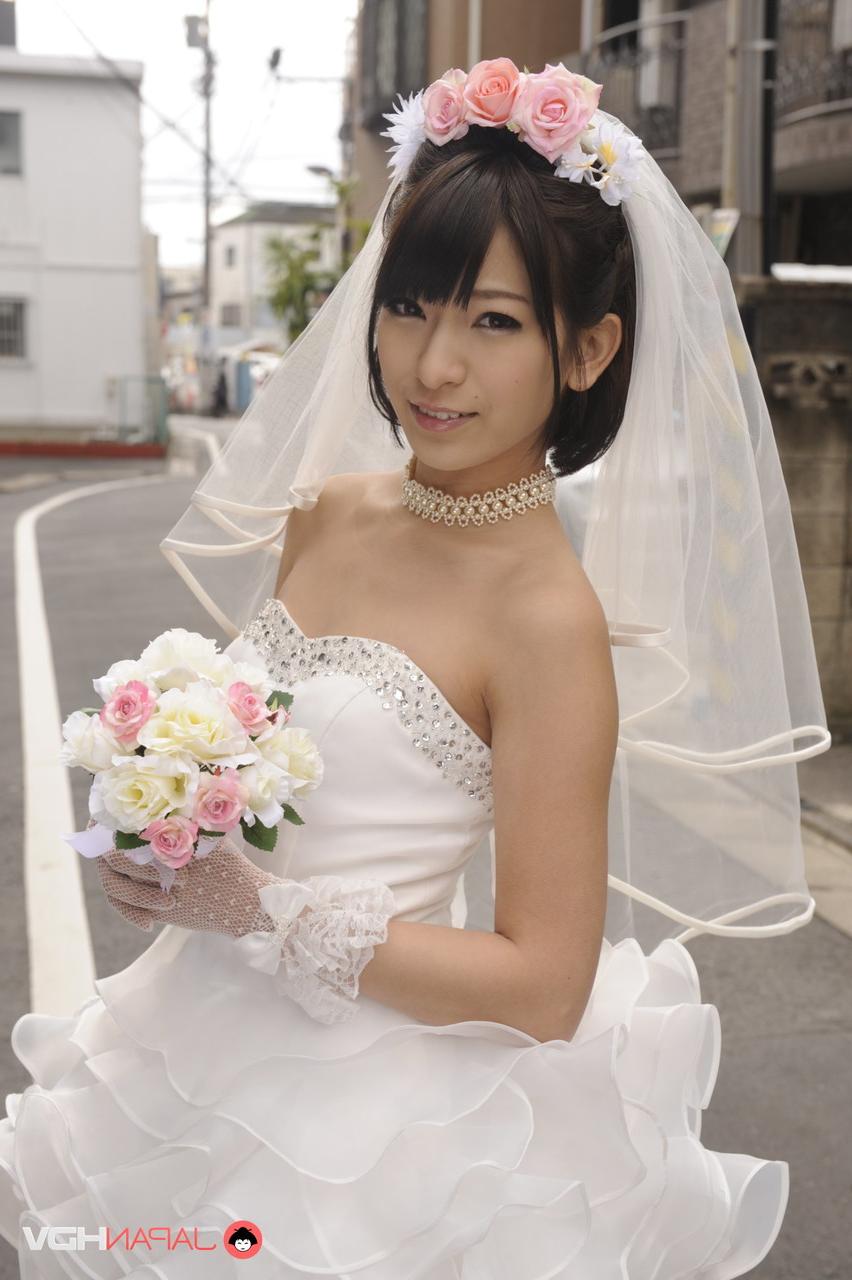 15P La belle épouse japonaise Ruri Narumiya pose dans la rue lors de son grand jour