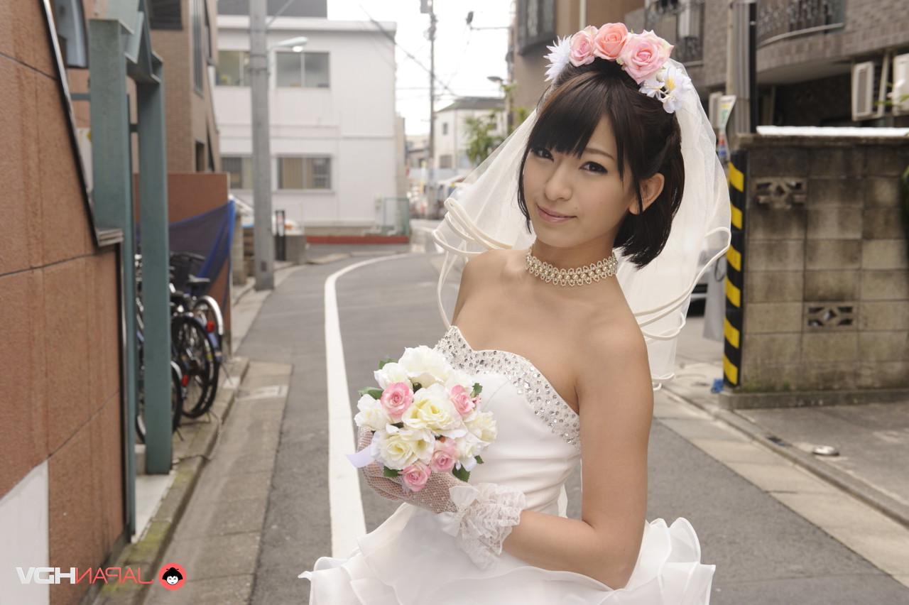 15P La belle épouse japonaise Ruri Narumiya pose dans la rue lors de son grand jour