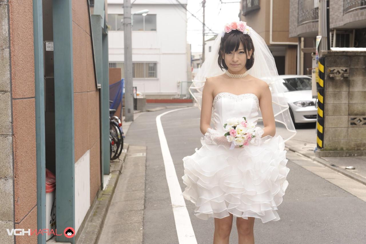 15P La belle épouse japonaise Ruri Narumiya pose dans la rue lors de son grand jour