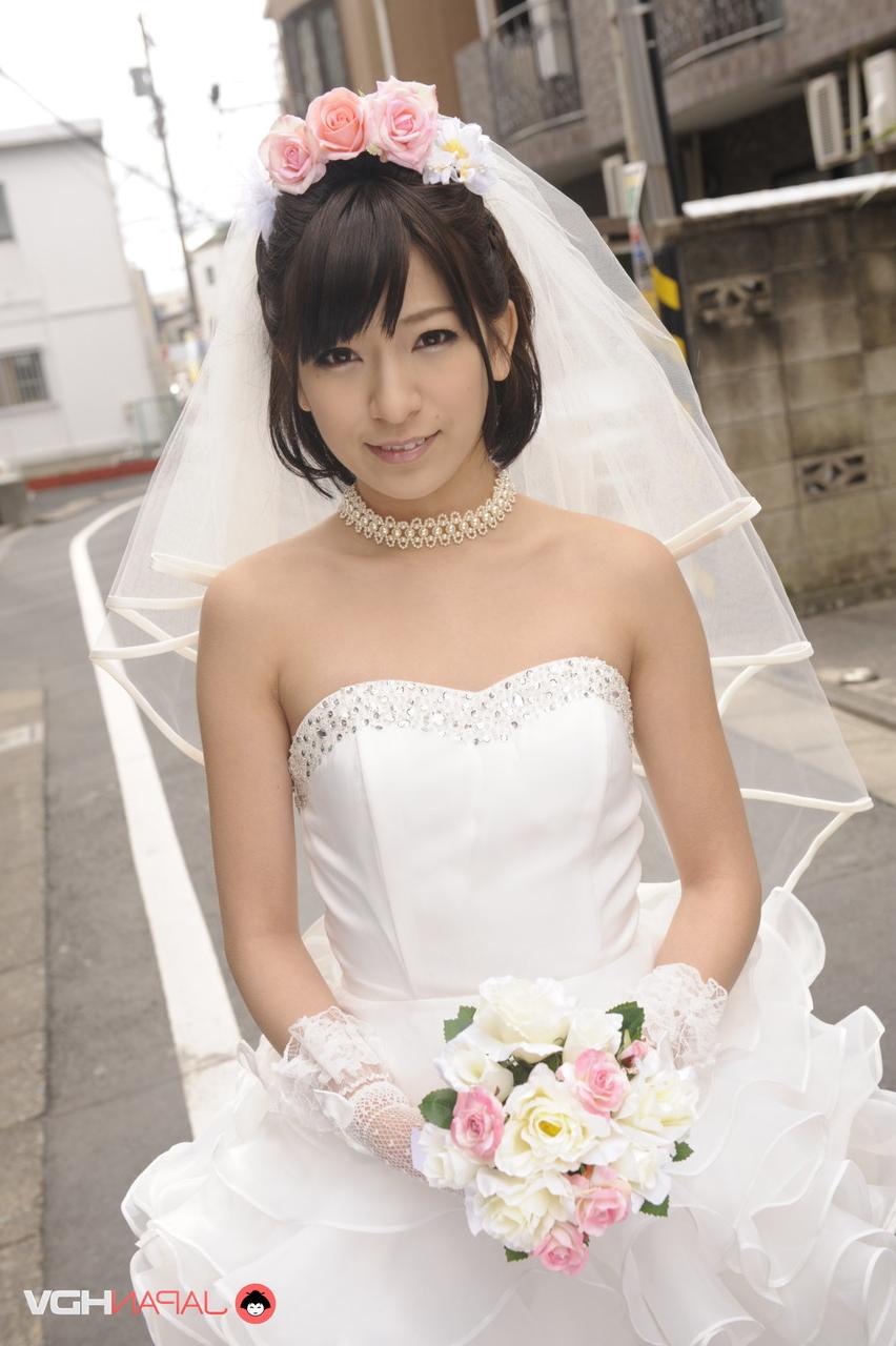 15P La belle épouse japonaise Ruri Narumiya pose dans la rue lors de son grand jour
