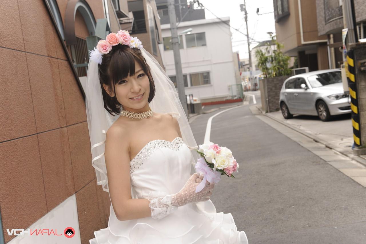 15P La belle épouse japonaise Ruri Narumiya pose dans la rue lors de son grand jour
