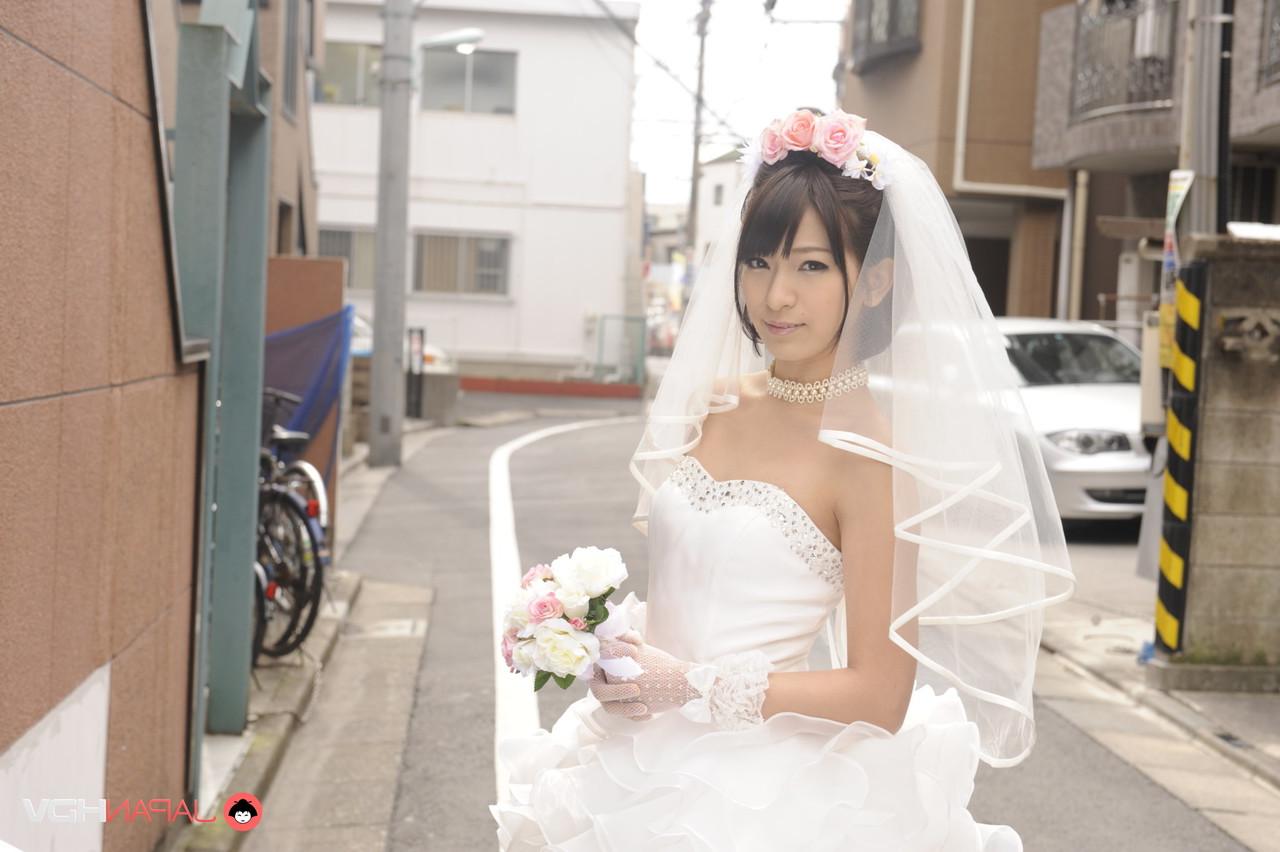 15P La belle épouse japonaise Ruri Narumiya pose dans la rue lors de son grand jour