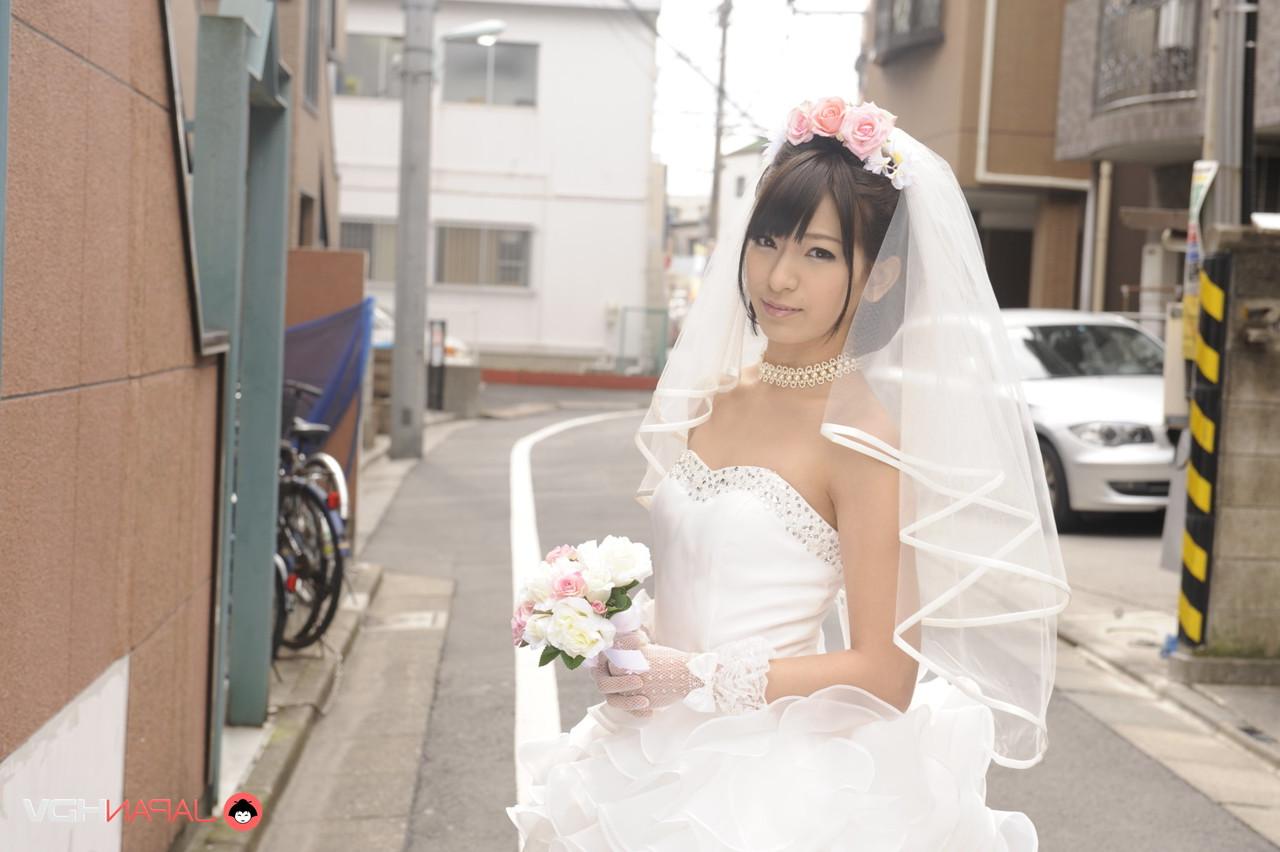 15P La belle épouse japonaise Ruri Narumiya pose dans la rue lors de son grand jour