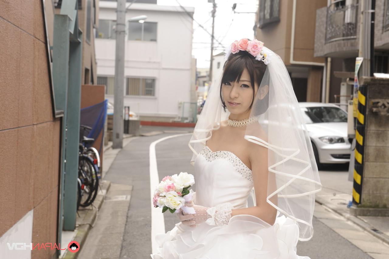 15P La belle épouse japonaise Ruri Narumiya pose dans la rue lors de son grand jour