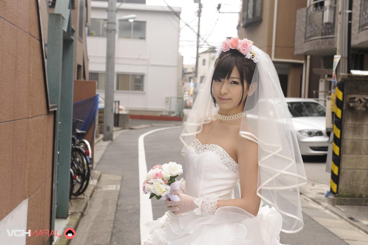 15P La belle épouse japonaise Ruri Narumiya pose dans la rue lors de son grand jour